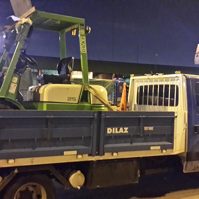 Camion cargando autoelevador