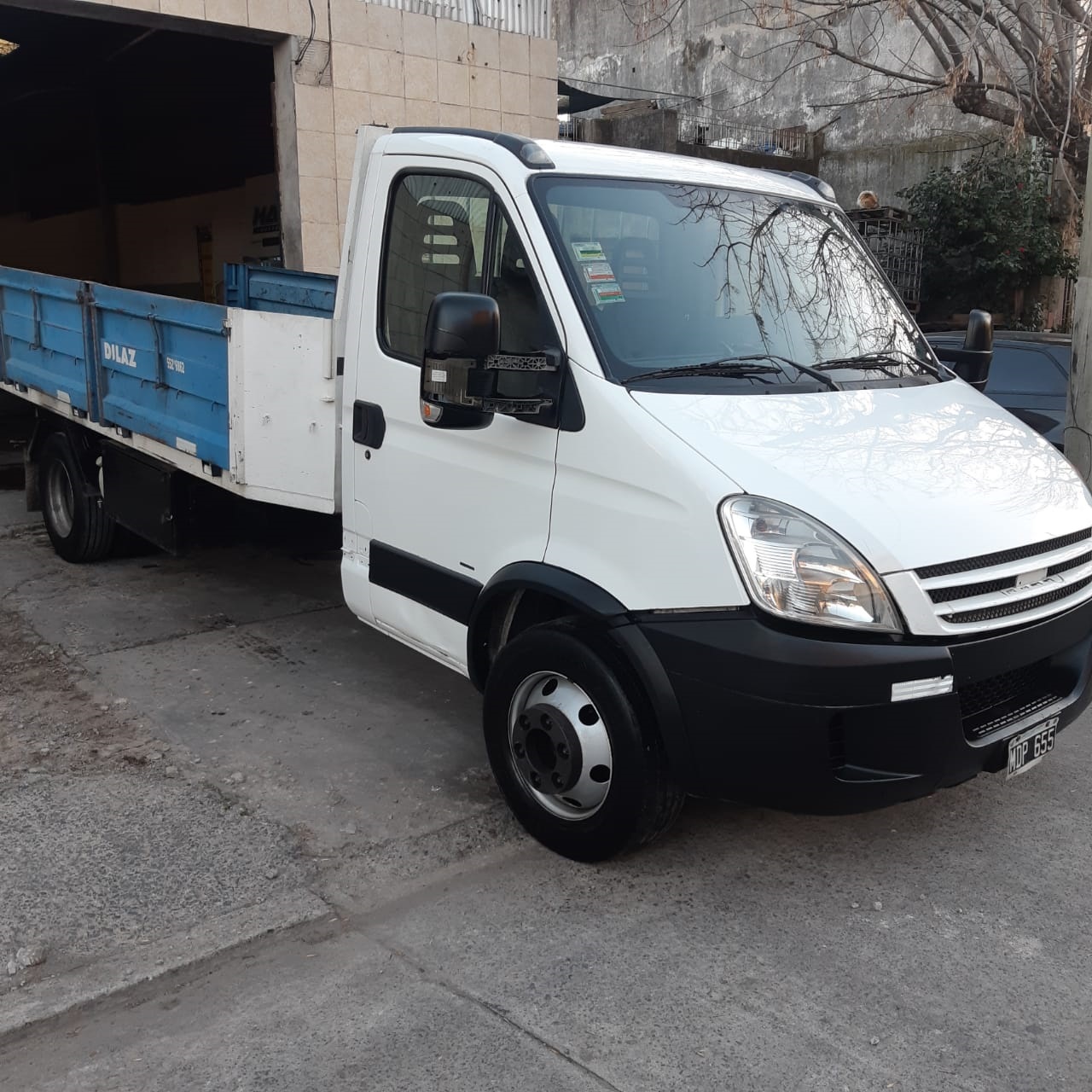 Camioneta blanca para transporte