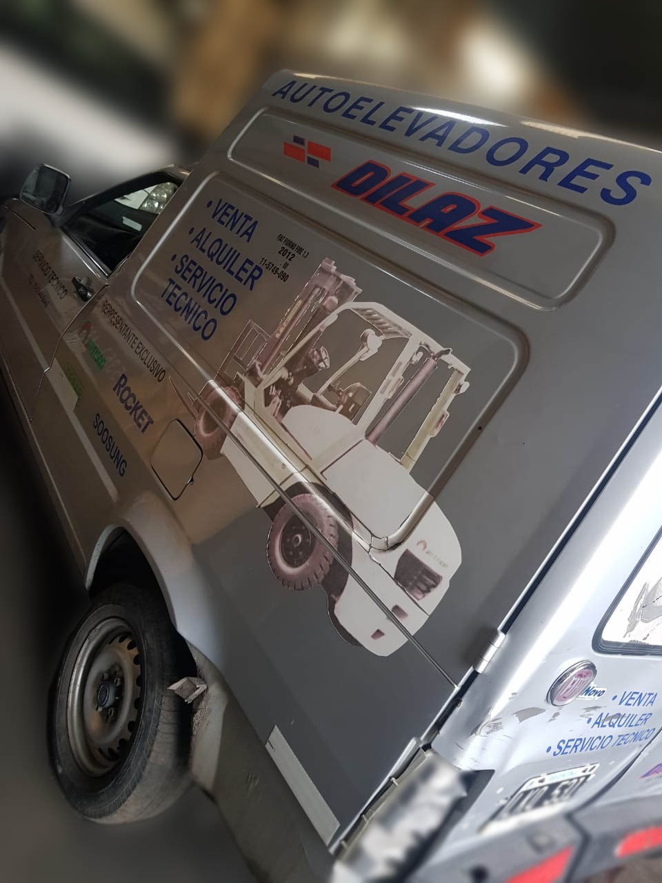 Camioneta blanca transporte Dilaz