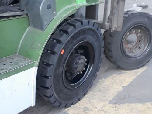 Rueda de autoelevador reparada