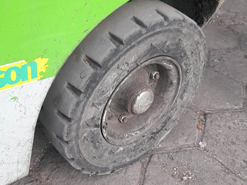 Rueda de autoelevador en mal estado
